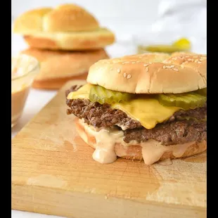 a cheeseburger with pickles