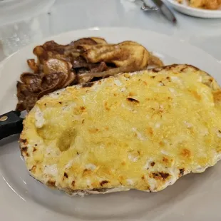 Croquet Monseiur with lynnaise potatoes very good!