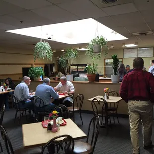 Pretty standard Friday. 100% males on lunch break. Good food.