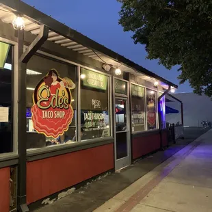 Restaurant and service dog welcome signs.