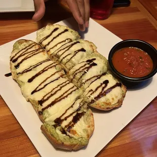 Cheesy bread with pesto