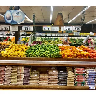 EDGEWATER PRODUCE.(BrynMawr/Clark Area, Cross from Jewel) Fresh Produce,Veggies &amp; Fruits Grocery, Deli etc . Nice &amp; Easy. Clean Place. Cool!