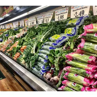 EDGEWATER PRODUCE.(BrynMawr/Clark Area, Cross from Jewel) Fresh Produce,Veggies &amp; Fruits Grocery, Deli etc . Nice &amp; Easy. Clean Place. Cool!