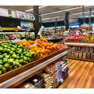 EDGEWATER PRODUCE.(BrynMawr/Clark Area, Cross from Jewel) Fresh Produce,Veggies &amp; Fruits Grocery, Deli etc . Nice &amp; Easy. Clean Place. Cool!