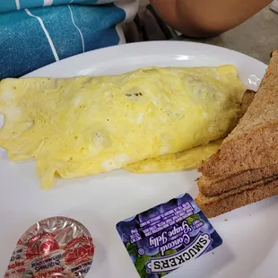 Omelette steak and cheese with toast