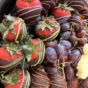 18 chocolate covered strawberries