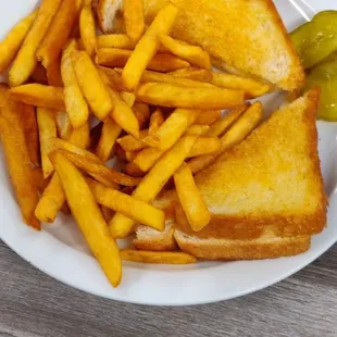 Grilled cheese with fries