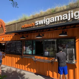 people ordering food