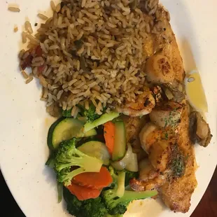 Grilled seafood platter with shrimp, oysters and fish.