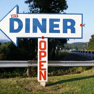 a sign pointing to the right