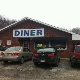 cars parked in front of a diner