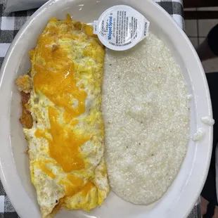 Omelette with grits