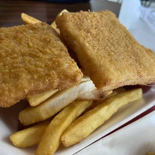 This is Ed&apos;s 3-piece fish and chips. It looks simple, and it is. SIMPLY AMAZING! Seriously. It&apos;s so good.