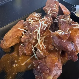 Hot sauce mixed with garlic Parmesan sauce