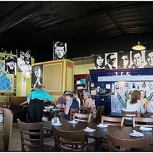 Click picture to see a panorama of much of the restaurant