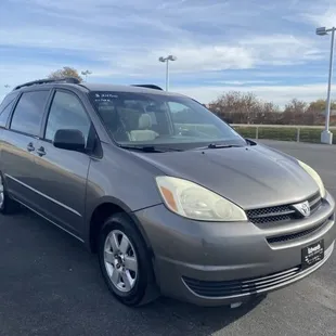 2004 Toyota Sienna yesterday price was 2700.00 Today it was 2500,00 I never wanted to check out this van BUT it was available, not the 2002