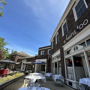 the outside of a restaurant