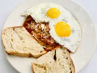 Le Petit Triangle Cafe