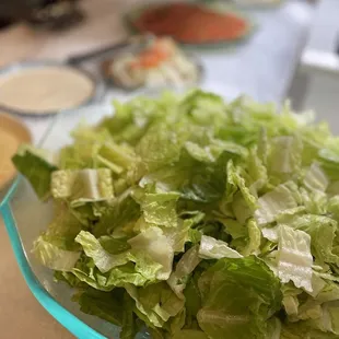 a plate of lettuce on a table