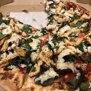 Vegan spinach and chickn pizza