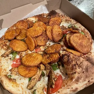 All vegan pizza - with vegan chicken, vegan cheese (likely daiya) vegan ranch. What a hidden gem - everything was so fresh!