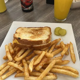 Kids - Grilled Cheese and Fries