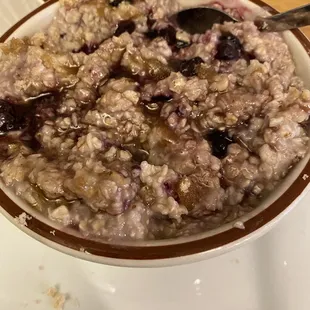 Oatmeal with blueberries