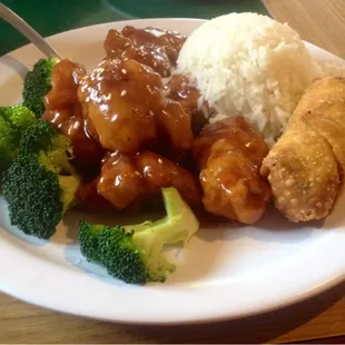 Sesame chicken, with rice, broccoli, and an egg roll