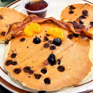 Mouse Pancake w/chocolate chips and bacon. Very mice! ;)