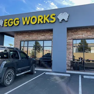 Parking on the side and outdoor tables, too!
