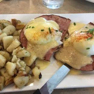 Classic eggs Benedict