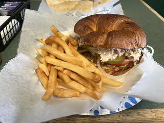 5th Avenue Breakfast & Lunch