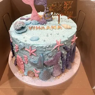 Vanilla cake with strawberry filling