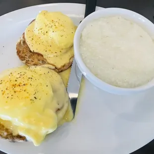 Eggs Benedict w Side Grits