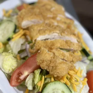 a plate of salad with chicken