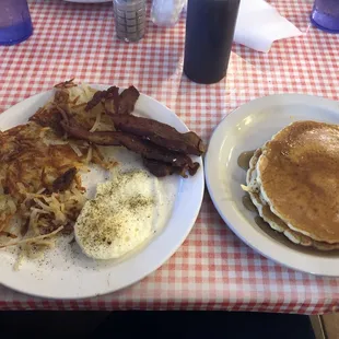 Hash browns, bacon, egg and pancakes