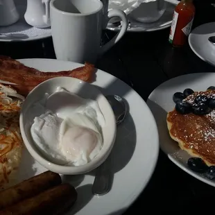 Hearty breakfast al fresco earlier today at Eggsperience/Elmwood Park. (blueberries). Nice place.