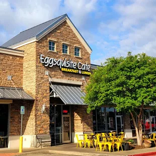 Nice area of Rockwall, TX, in a busy stripmall. Very popular during prime time, but make the effort for a great breakfast, or brunch!