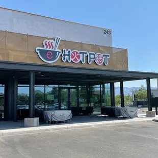 the outside of a restaurant