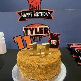 Custom basketball themed cake topper!