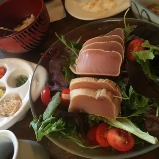 White Tuna Tataki Salad