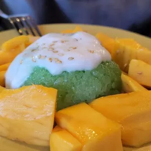 a plate of mangoes and ice cream