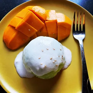 Sweet sticky rice with fresh mango.