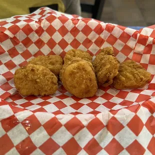 food, chicken wings and fried chicken