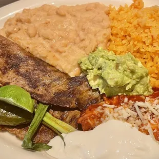 La Tampiqueña (Asada plate with a Cheese Enchilada, guacamole, sour cream, fried jalapeño, Mexican rice and Beans)  Asada Plate