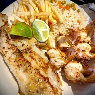 Camarones al Mojo de Ajo con Filete a la Plancha al Mojo de Ajo Combo. Que delicia. Con su limon, Tapatio, papas y arroz blanco!