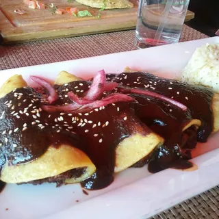 Enchiladas en Mole Negro