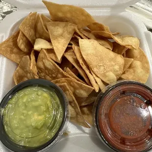 Chips and guacamole / salsa
