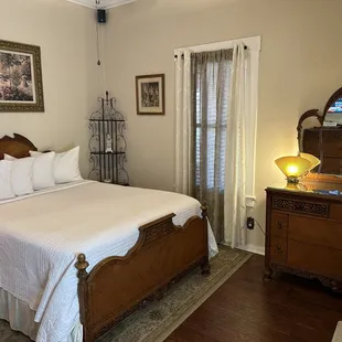 It was so pleasing to arrive to a white linen bed ( :