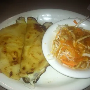 Queso pupusa con curtido